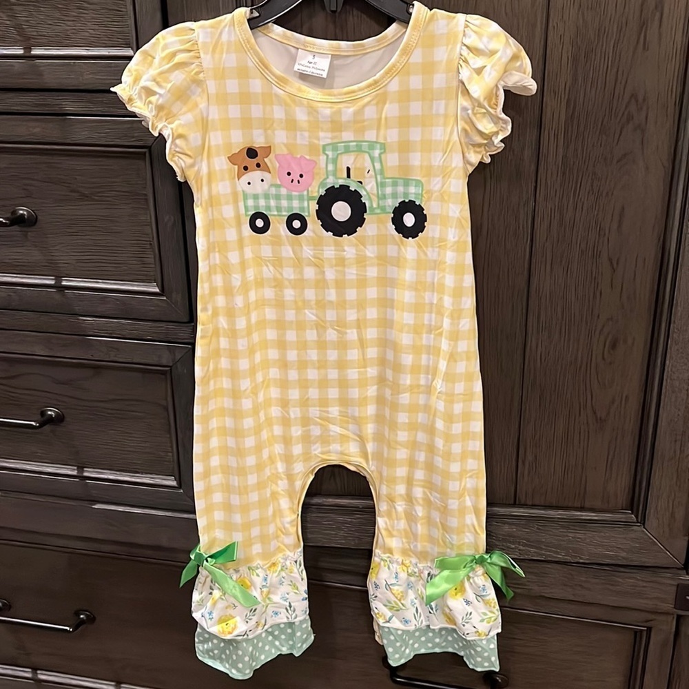 Girls romper​ with farm scene​, NWOT